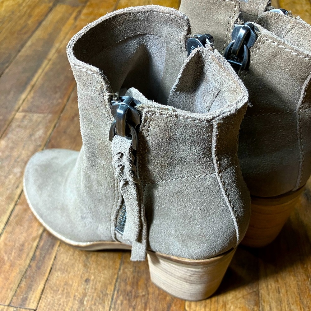 Dolce Vita size 6 tan booties